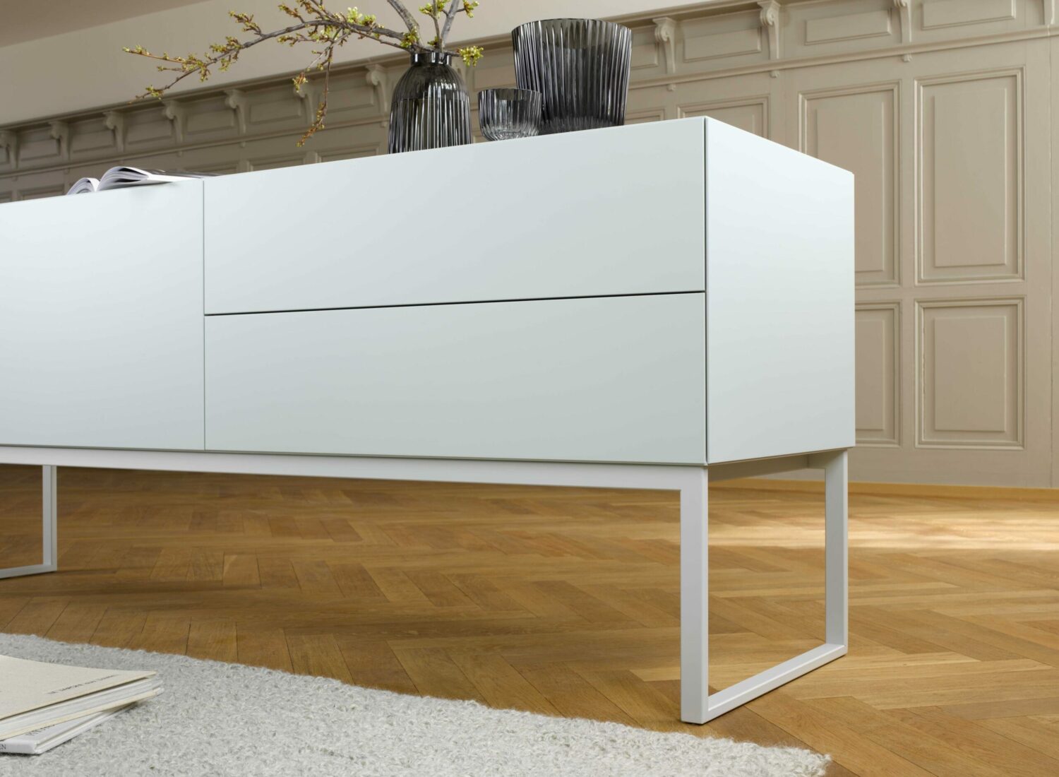 pure klassisches Sideboard mit hohen Fuessen